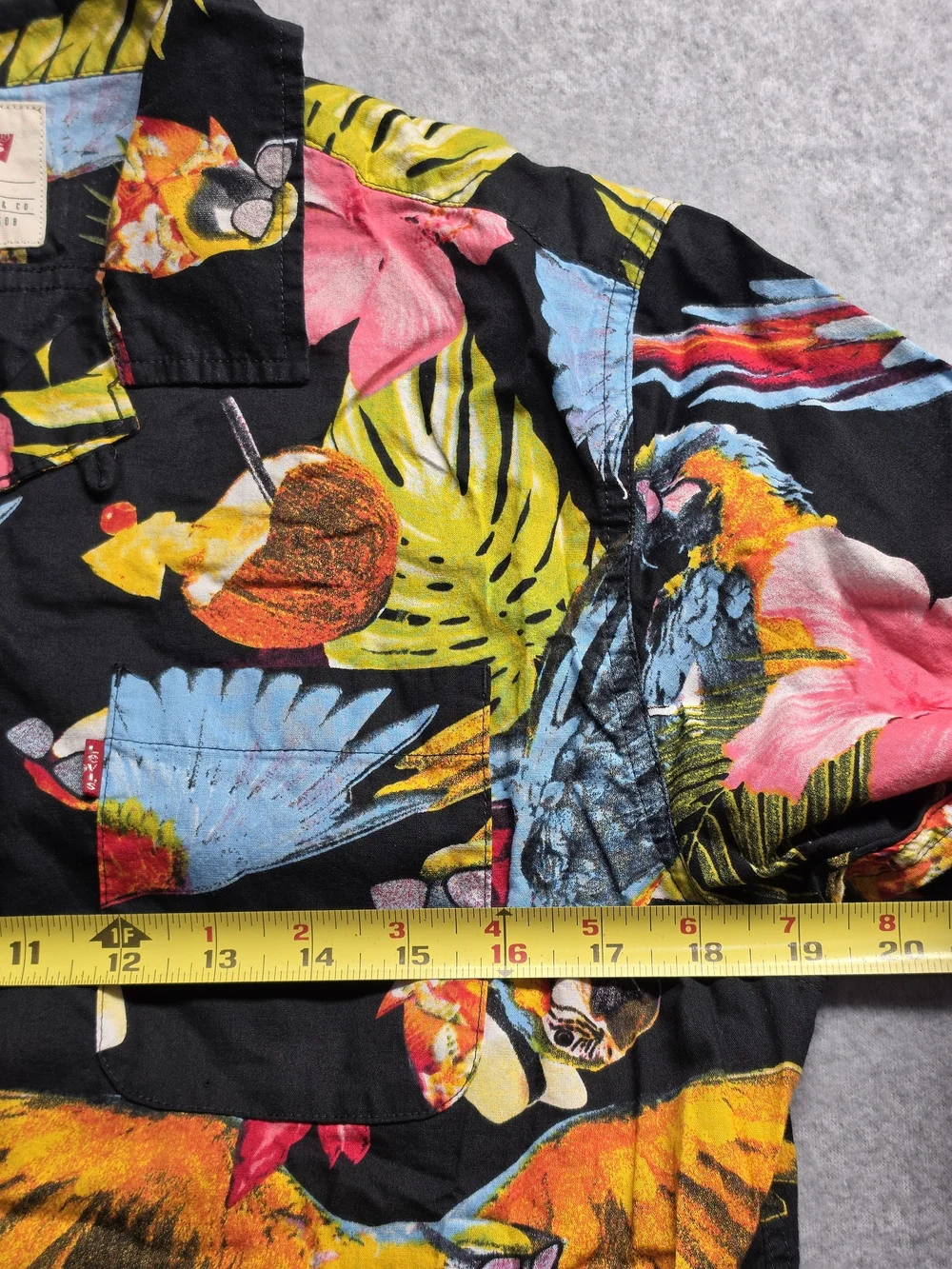 Levi’s Hawaiian Shirt Men's Size Small Black Parrot Tropical Print Short Sleeve
